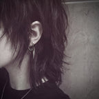 Brinco Ear Cuff Punk de Correntes com Cruz Pendente
