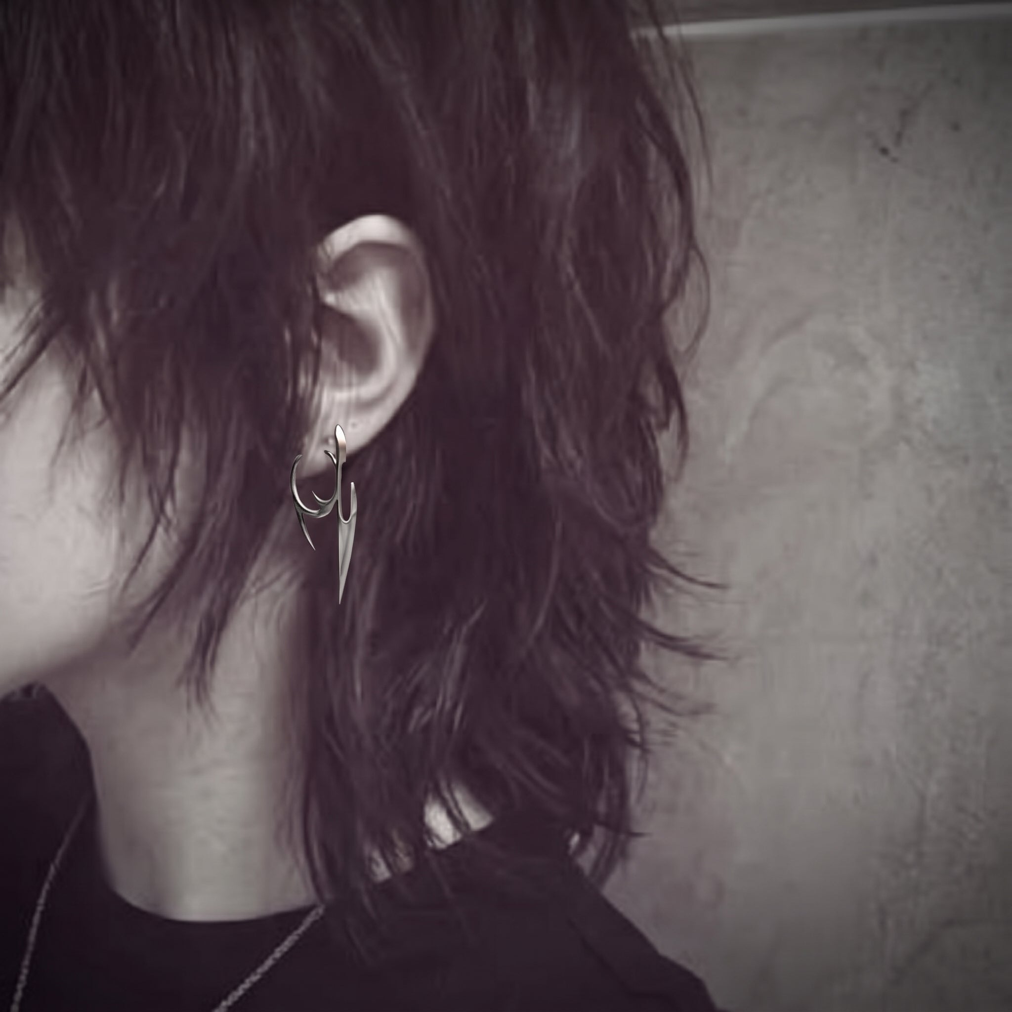 Brinco Ear Cuff Punk de Correntes com Cruz Pendente