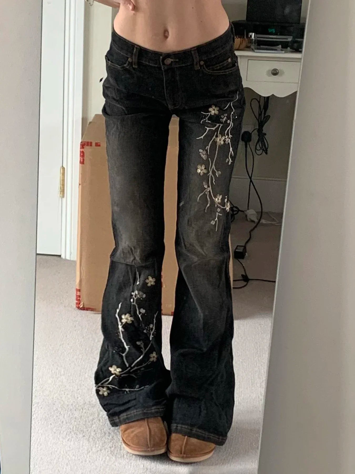 Calça Jeans Preta Flare com Bordado Floral Y2K