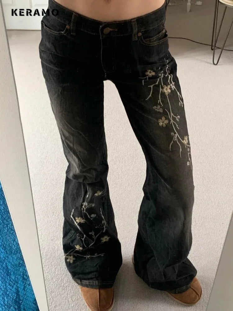 Calça Jeans Preta Flare com Bordado Floral Y2K
