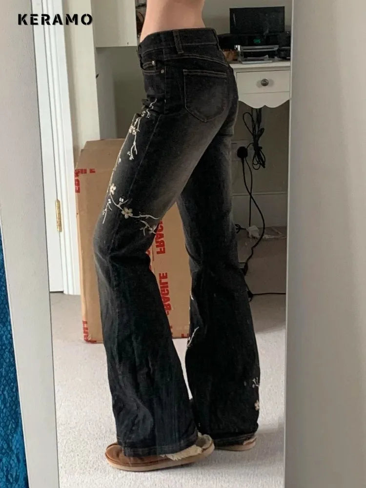 Calça Jeans Preta Flare com Bordado Floral Y2K