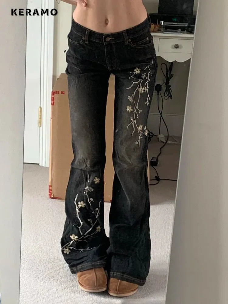 Calça Jeans Preta Flare com Bordado Floral Y2K
