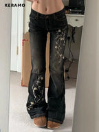Calça Jeans Preta Flare com Bordado Floral Y2K
