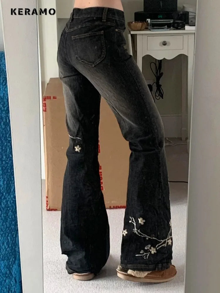Calça Jeans Preta Flare com Bordado Floral Y2K