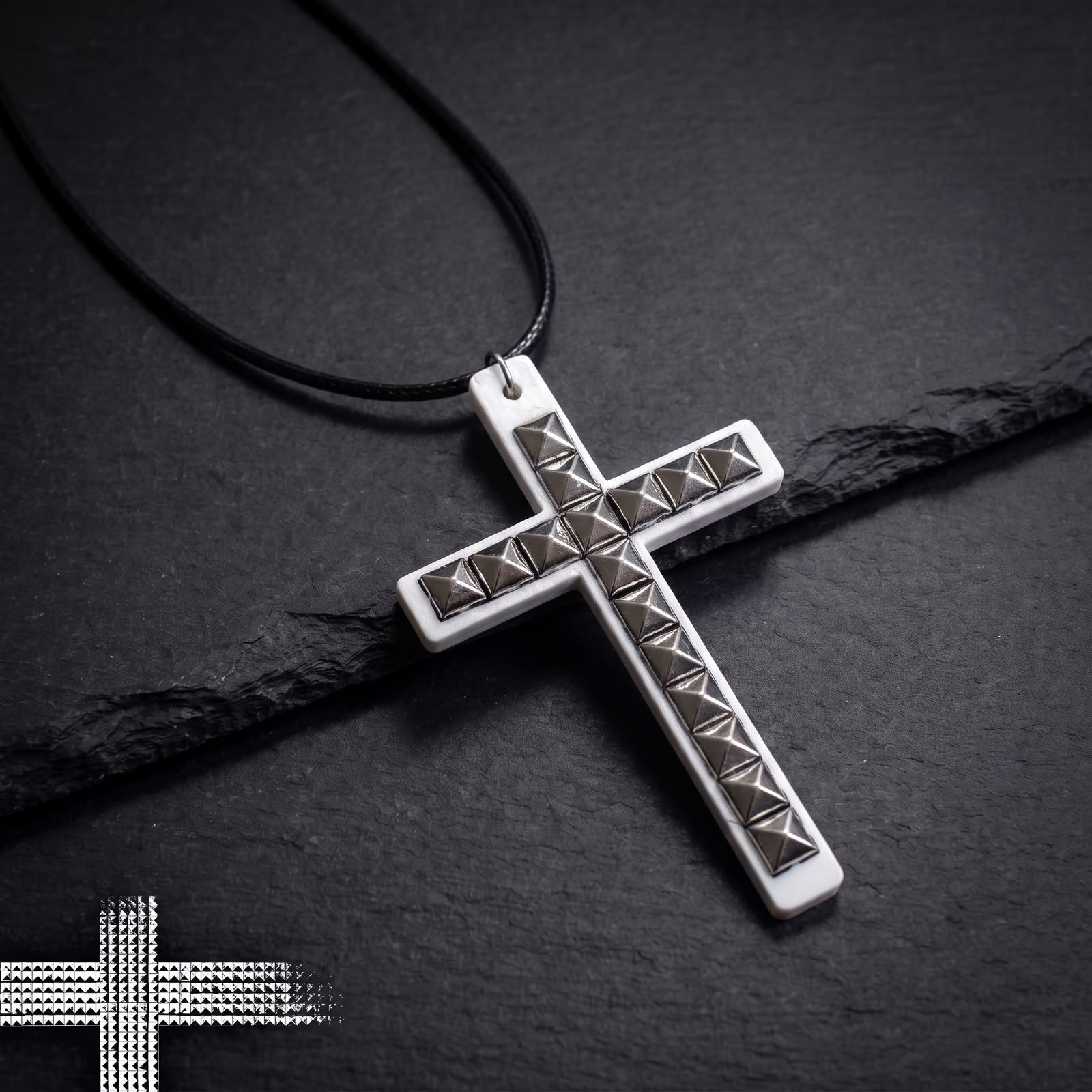 Colar Gótico Cruz com Tachas em Camadas Y2K