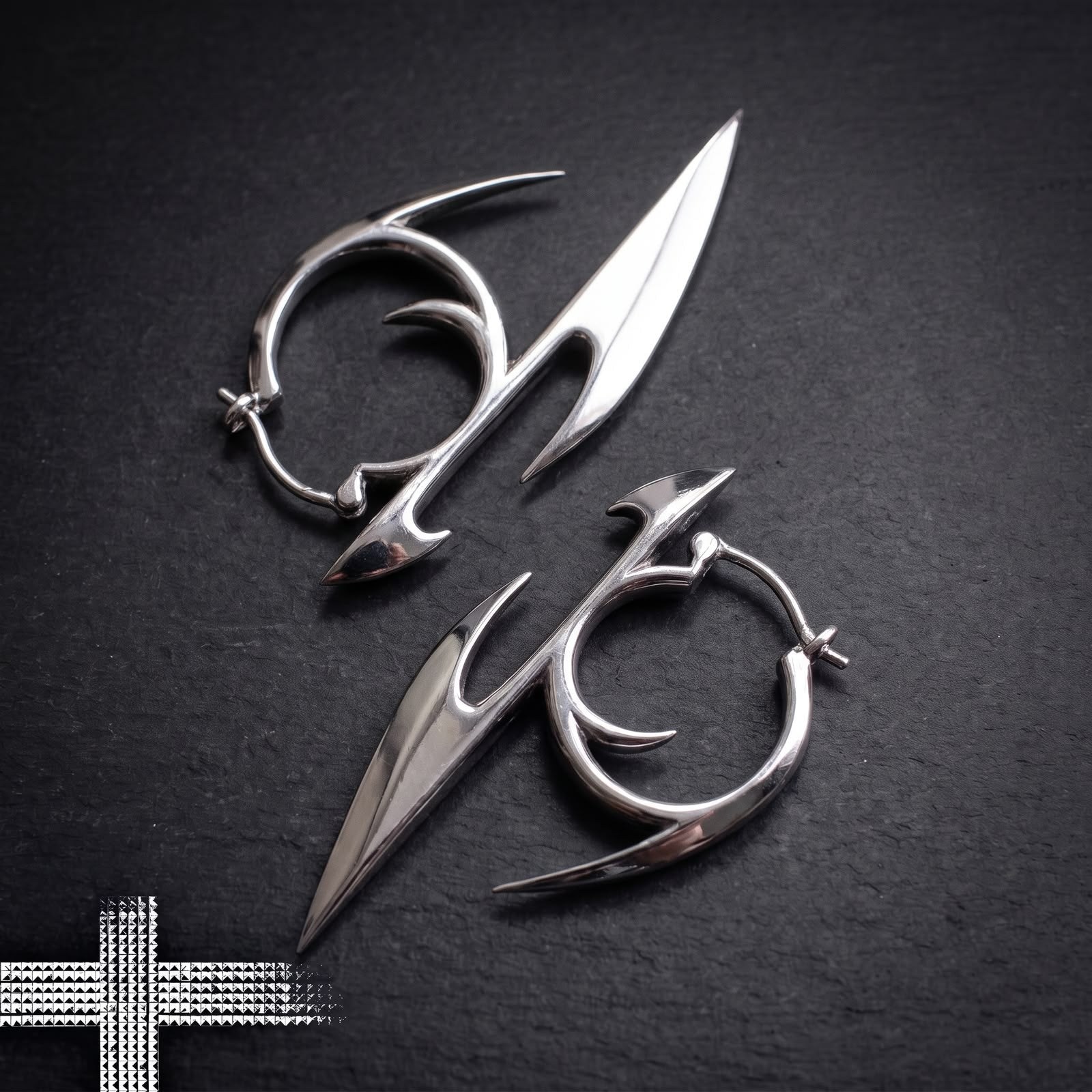 Brinco Ear Cuff Punk de Correntes com Cruz Pendente